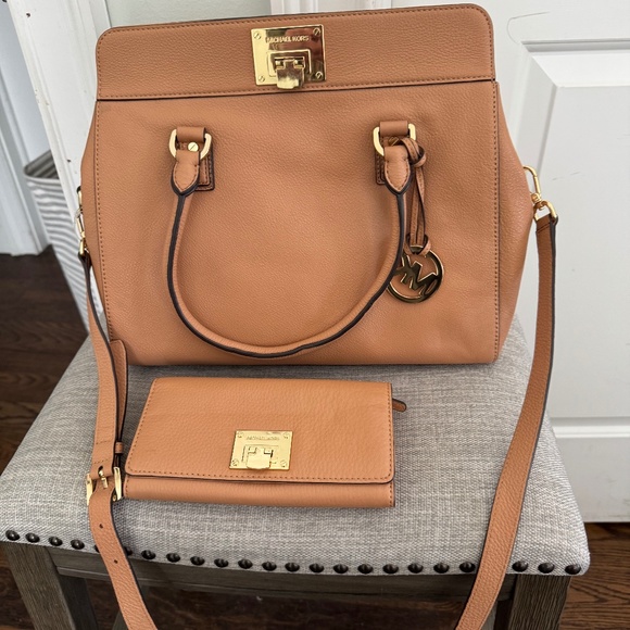 Michael Kors Jet Set Large Crossbody Light Berry Sorbet Pink  Michael Kors bag and matching wallet